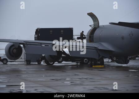 Am 24. Januar 2024 laden Mitglieder des 185th Air Betanking Wing einen KC-135 der U.S. Air Force bei der Iowa Air National Guard in Sioux City, Iowa. Das Flugzeug wird vorübergehend auf der Andersen Air Force Base Guam eingesetzt. Foto der U.S. Air National Guard Senior Master Sgt. Vincent de Groot Stockfoto