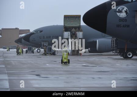 Mitglieder des 185. Luftbetankungsflügels der Iowa Air National Guard verließen Sioux City, Iowa, um am 24. Januar 2024 die Luftwaffenbasis Andersen zu erreichen. Foto der U.S. Air National Guard Senior Master Sgt. Vincent de Groot Stockfoto