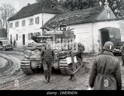 GEORGE S. PATTON (1885–1945) US-Armeegeneral vor einem Sherman-Panzer in Frankreich 1943 Stockfoto