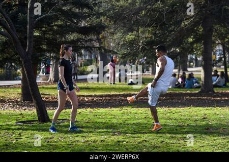 Madrid, Spanien. Januar 2024. Die Leute spielen mit einem Ball bei warmem Wetter in Madrid, Spanien, am 26. Januar 2024. In den letzten 24 Stunden wurde in 41 Provinzen Spaniens eine wesentlich höhere Höchsttemperatur als üblich im Januar festgestellt. Die höchste Temperatur erreichte 28 Grad Celsius. Gustavo Valiente/Xinhua/Alamy Live News Stockfoto