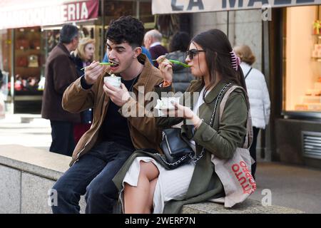 Madrid, Spanien. Januar 2024. Die Menschen essen Eis bei warmem Wetter in Madrid, Spanien, am 26. Januar 2024. In den letzten 24 Stunden wurde in 41 Provinzen Spaniens eine wesentlich höhere Höchsttemperatur als üblich im Januar festgestellt. Die höchste Temperatur erreichte 28 Grad Celsius. Gustavo Valiente/Xinhua/Alamy Live News Stockfoto