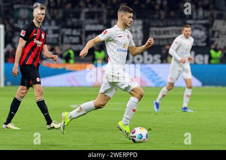 Frankfurt, Deutschland. Januar 2024. Frankfurt, Deutschland 26. Januar 2024: 1. BL - 2023/2024 - Eintracht Frankfurt vs. FSV Mainz 05 im Bild: Tom Krauß/Krauss (Mainz) treibt den Ball durch Mittelfeld. /// DFB-Vorschriften verbieten die Verwendung von Fotos als Bildsequenzen und/oder Quasi-Video /// Credit: dpa/Alamy Live News Stockfoto