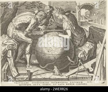Geometrie (Meetkunde), Cornelis Cort, nach frans Blume (1), 1565 Druck Geometria, eine Frau mit einer Krone der Stadt auf dem Kopf, misst den Abstand zwischen zwei Punkten mit einem Passanten auf einem Globus. Zwei Männer beobachten mit ihr. Messgeräte und Bücher sind am Boden. Ein Pfad und eine Schlange versuchen, die Kurve des Globus hinaufzuklettern. Im Hintergrund Ruinen von antiken Gebäuden. Papiergravur „Geometrie“ ( quadrivium); „Geometrie“ (Ripa) Stockfoto