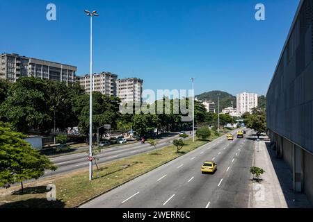 Blick nach Westen auf die Rei Pele Avenue vom Bahnhof Maracana aus, in der Nähe der State University (UERJ) im Bezirk Maracana unter sonnigem blauem Himmel. Stockfoto