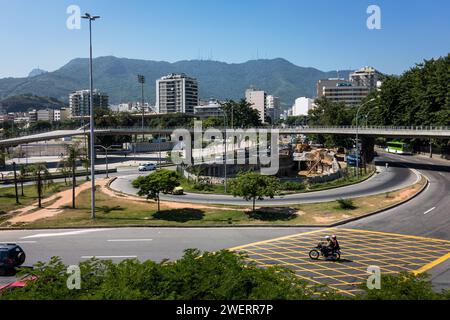 Weiter Blick auf die Kreuzung der Avenue Professor Manoel de Abreu mit der Avenue Rei Pele, nahe dem Maracana-Stadion unter dem sonnigen, klaren blauen Himmel am Sommermorgen. Stockfoto