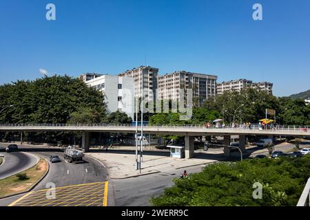 Teilweiser Blick auf die Gebäude der Staatlichen Universität Rio de Janeiro (UERJ) von der Fußgängerbrücke des Bahnhofs Maracana unter dem blauen Himmel am Sommermorgen. Stockfoto