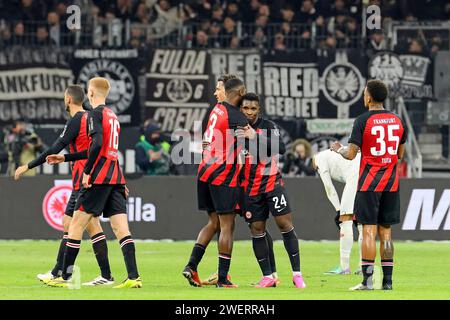 Frankfurt, Deutschland. Januar 2024. Frankfurt, Deutschland 26. Januar 2024: 1. BL - 2023/2024 - Eintracht Frankfurt vs. FSV Mainz 05 im Bild: Frankfurter Spieler freruen sich ueber den 1:0 Heimsieg. /// DFB-Vorschriften verbieten die Verwendung von Fotos als Bildsequenzen und/oder Quasi-Video /// Credit: dpa/Alamy Live News Stockfoto