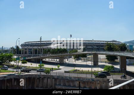 Blick aus der Nähe auf das Maracana Stadion, wie von der Fußgängerbrücke des Bahnhofs Maracana über die Rei Pele Avenue unter dem sonnigen, klaren blauen Himmel am Sommermorgen gesehen. Stockfoto