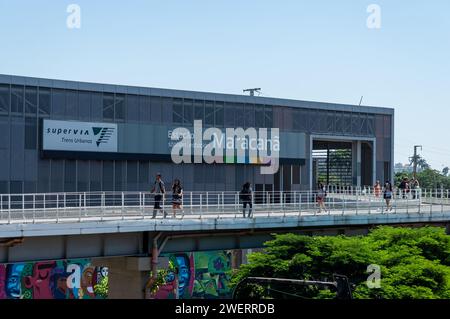 Teilweiser Blick auf das Bahnhofsgebäude von Maracana mit Fußgängerbrücke daneben im Maracana-Viertel unter dem blauen Himmel am Sommermorgen. Stockfoto