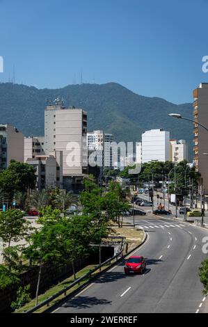 Ein gekrümmter Abschnitt der Professor Manoel de Abreu Avenue, nahe dem Maracana Stadion im Bezirk Maracana unter dem sonnigen, klaren blauen Himmel am Sommermorgen. Stockfoto