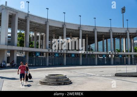 Haupteingang des Jornalista Mario Filho Stadions (auch bekannt als Maracana) in der Rei Pele Avenue im Bezirk Maracana unter dem blauen Himmel am Sommermorgen. Stockfoto