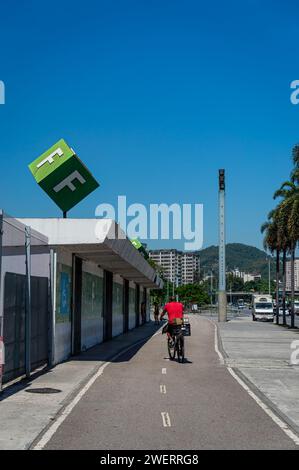 Ein Radfahrer, der auf der abgelegenen Fahrradstrecke im F-Sektor des Maracana-Stadions fährt, einem großen Bürgersteig an der Nordseite, in der Nähe der Rei Pele Avenue unter blauem Himmel. Stockfoto