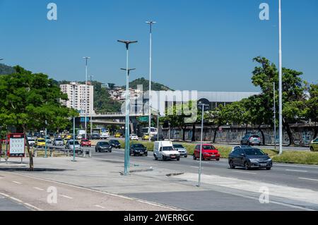 Entgegenkommender Verkehr, vorbei an der Rei Pele Avenue, am Maracana Stadion Nordseite im Maracana Viertel, in der Nähe des Bahnhofs unter dem sommerblauen Himmel. Stockfoto