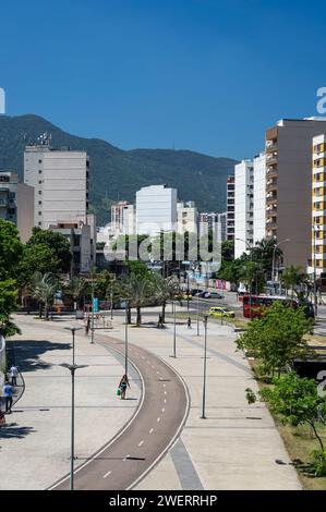 Eine gekrümmte Fahrradstrecke zwischen dem Maracana-Stadion und der Avenue Professor Manoel de Abreu mit Gebäuden im Maracana-Viertel hinter dem blauen Himmel. Stockfoto