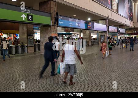 Teilweise Blick auf die Haupthalle des Bahnhofs Central do Brasil mit vielen Passagieren, die in der Nähe einer Reihe von Drehkreuzen im Centro-Viertel herumlaufen. Stockfoto