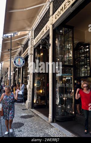 Fassade und Eingang des Kaffeehauses Confeitaria Colombo, ein berühmtes Restaurant und Wahrzeichen der Stadt in der Goncalves Dias Straße in Centro. Stockfoto