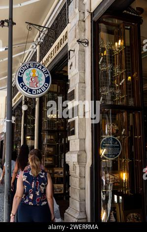 Teilweiser Blick auf den Eingang und die Fassade des Kaffeehauses Confeitaria Colombo, einem berühmten Café und Restaurant in der Goncalves Dias Straße. Stockfoto