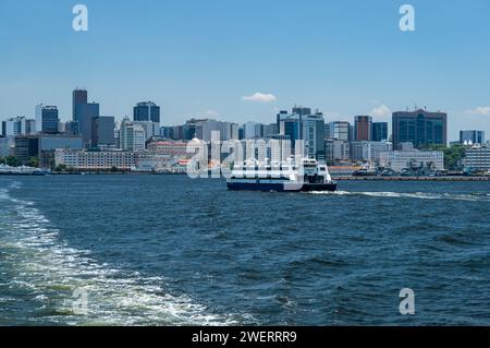 Inga II CCR Passagierfährschiff, das auf den Gewässern der Guanabara-Bucht in Richtung der Station Praca Quinze im Bezirk Centro unter dem blauen Himmel am Sommernachmittag fährt. Stockfoto