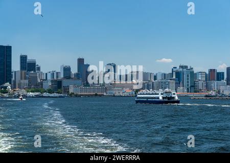 Inga II CCR Passagierfährschiff, das auf den Gewässern der Guanabara-Bucht in Richtung der Station Praca Quinze im Bezirk Centro unter dem blauen Himmel am Sommernachmittag fährt. Stockfoto