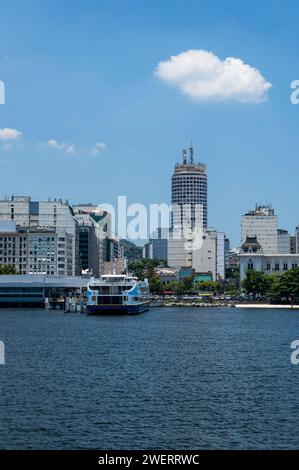 Die Gebäude im Centro-Viertel von Niteroi in der Nähe des Fährterminals von Arariboia, am Sommernachmittag sonniger, wolkiger, blauer Himmel. Stockfoto