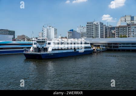 Das Passagierschiff Urca III CCR dockte am Fährbahnhof Arariboia im Stadtteil Centro von Niteroi unter dem klaren blauen Himmel am Sommernachmittag. Stockfoto