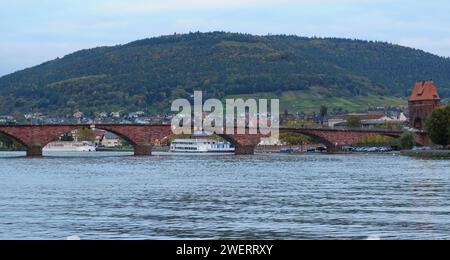 Blick Auf Die Historische Hauptbrücke In Miltenberg Hessen Deutschland An Einem Bewölkten Herbsttag Stockfoto