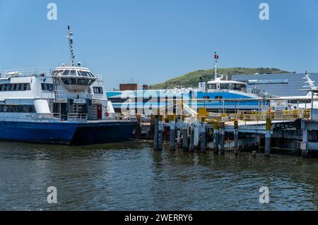 Das Passagierfährschiff Urca III CCR legte am Fährbahnhof Arariboia im Stadtteil Centro von Niteroi unter dem sonnigen blauen Himmel an. Stockfoto