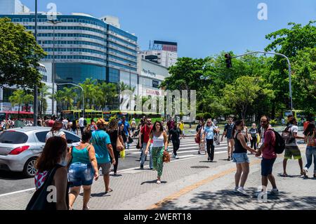 Viele Fußgänger überqueren die Visconde do Rio Branco Avenue am Arariboia Platz in der Nähe des Niteroi Plaza Einkaufszentrums unter dem blauen Himmel am Sommernachmittag. Stockfoto