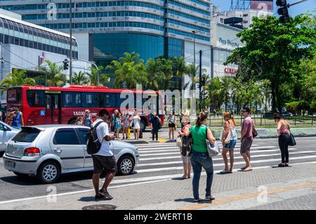 Die geschäftige Fußgängerüberquerung der Avenue Visconde do Rio Branco am Arariboia-Platz im Centro-Viertel unter dem sonnigen, klaren blauen Himmel am Sommernachmittag. Stockfoto