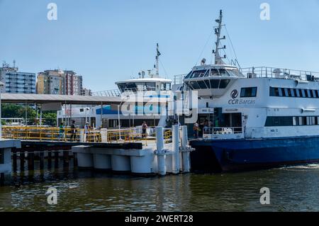 Das Passagierfährschiff Inga II CCR dockte am Fährbahnhof Arariboia im Centro-Viertel von Niteroi unter dem sonnigen, klaren blauen Himmel am Sommernachmittag an. Stockfoto