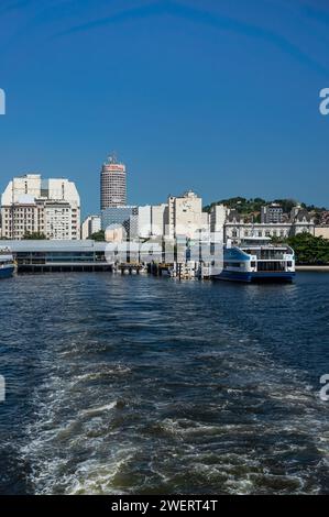 Teilweiser Blick auf Niterois Küstengebäude im Centro-Viertel in der Nähe von Arariboia Passagierfährstation unter Sommernachmittag sonnigem, klarem blauem Himmel. Stockfoto