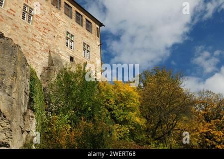 Von unten nach oben Blick auf das Schloss Waldeck im Nationalpark Kellerwald-Edersee Hessen Deutschland an Einem schönen sonnigen Herbsttag mit Ein paar Wolken im SK Stockfoto