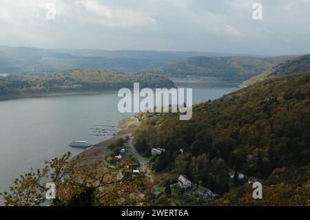 Blick vom Schloss Waldeck zum Edersee im Nationalpark Kellerwald-Edersee Hessen Deutschland an Einem schönen sonnigen Herbsttag mit Ein paar Wolken I Stockfoto