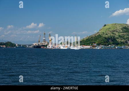 Viele Schiffe und Boote legten an der Werft Maua im Stadtteil Ponta Dareia in Niteroi an der Guanabara-Bucht unter blauem Himmel am Sommernachmittag an. Stockfoto