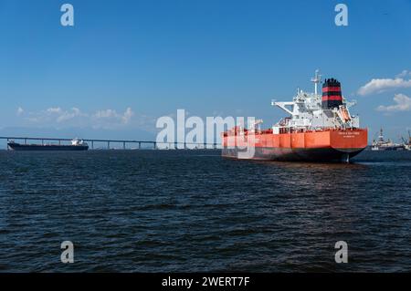 Das große Erdöltankschiff Tordis Knutsen ankerte auf dem blauen Wasser der Guanabara-Bucht mit der Rio Niteroi-Brücke hinter dem Sommernachmittagsblauen Himmel. Stockfoto