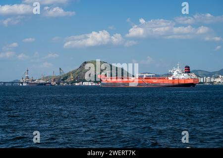 Das große Erdöltankschiff Tordis Knutsen ankerte in den blauen Gewässern der Guanabara-Bucht mit dem Hügel Morro da Penha hinter dem Sommernachmittag unter dem sonnigen blauen Himmel. Stockfoto