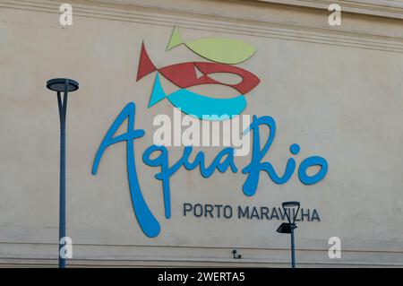 Nahaufnahme des Marine Aquariums von Rio de Janeiro (AquaRio) farbenfrohes Logo auf der Fassade des Gebäudes im Hafenbereich von Porto Maravilha. Stockfoto