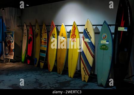 Einige der vielen farbenfrohen Surfbretter an einer Wand, Teil der Ausstellung des Rico Surf Museums, die im AquaRio öffentlichen Meeresaquarium im Gamboa Bezirk ausgestellt ist. Stockfoto