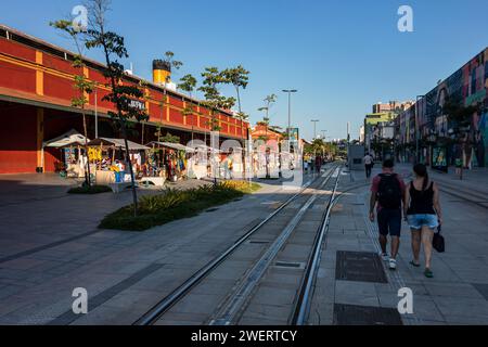 Die große Fußgängerzone des Hafens Porto Maravilha direkt am Lagerhaus Armazem 4 und in der Nähe der Straßenbahnhaltestelle VLT Carioca Parada dos Navios, Gamboa. Stockfoto