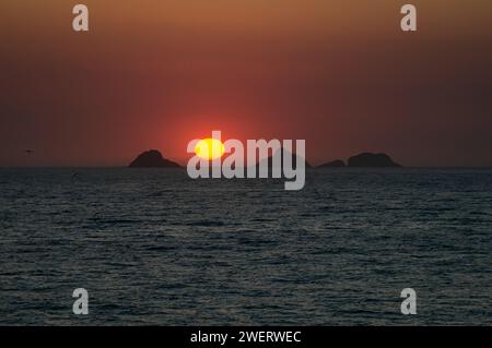 Blick auf den Himmel bei Sonnenuntergang vom Arpoador-Felsen (Pedra do Arpoador) mit den Tijucas-Inseln am Horizont unter dem sonnigen Sommernachmittagshimmel. Stockfoto