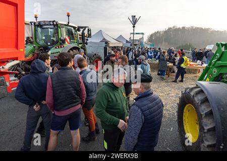 Bauernprotest, der die Autobahn A63 blockiert (Hubert Touya Viaduct, Bayonne (64100), Pyrénées-Atlantiques (64), Nouvelle Aquitaine, Frankreich; 2024-01-26). Am vierten Tag der Blockade, am Freitag, 26. Januar 2024, haben die Bauern aus Pyrénées-Atlantiques, als Reaktion auf den Aufruf der FDSEA 64 und Young Farmers haben Blockaden an den Autobahnkreuzen Bayonne organisiert. Auf diesem Abschnitt der Autobahn ist der Verkehr seit vier Tagen unterbrochen. Die Proteste in der Landwirtschaft sind ein Zeichen für die Krise, vor der der Agrarsektor in Frankreich und Europa steht. Stockfoto