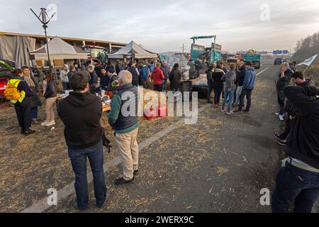 Bauernprotest, der die Autobahn A63 blockiert (Hubert Touya Viaduct, Bayonne (64100), Pyrénées-Atlantiques (64), Nouvelle Aquitaine, Frankreich; 2024-01-26). Am vierten Tag der Blockade, am Freitag, 26. Januar 2024, haben die Bauern aus Pyrénées-Atlantiques, als Reaktion auf den Aufruf der FDSEA 64 und Young Farmers haben Blockaden an den Autobahnkreuzen Bayonne organisiert. Auf diesem Abschnitt der Autobahn ist der Verkehr seit vier Tagen unterbrochen. Die Proteste in der Landwirtschaft sind ein Zeichen für die Krise, vor der der Agrarsektor in Frankreich und Europa steht. Stockfoto