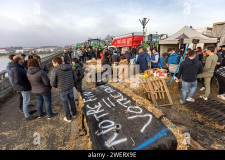 Bauernprotest, der die Autobahn A63 blockiert (Hubert Touya Viaduct, Bayonne (64100), Pyrénées-Atlantiques (64), Nouvelle Aquitaine, Frankreich; 2024-01-26). Am vierten Tag der Blockade, am Freitag, 26. Januar 2024, haben die Bauern aus Pyrénées-Atlantiques, als Reaktion auf den Aufruf der FDSEA 64 und Young Farmers haben Blockaden an den Autobahnkreuzen Bayonne organisiert. Auf diesem Abschnitt der Autobahn ist der Verkehr seit vier Tagen unterbrochen. Die Proteste in der Landwirtschaft sind ein Zeichen für die Krise, vor der der Agrarsektor in Frankreich und Europa steht. Stockfoto