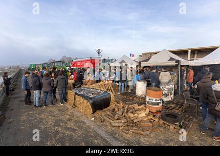 Bauernprotest, der die Autobahn A63 blockiert (Hubert Touya Viaduct, Bayonne (64100), Pyrénées-Atlantiques (64), Nouvelle Aquitaine, Frankreich; 2024-01-26). Am vierten Tag der Blockade, am Freitag, 26. Januar 2024, haben die Bauern aus Pyrénées-Atlantiques, als Reaktion auf den Aufruf der FDSEA 64 und Young Farmers haben Blockaden an den Autobahnkreuzen Bayonne organisiert. Auf diesem Abschnitt der Autobahn ist der Verkehr seit vier Tagen unterbrochen. Die Proteste in der Landwirtschaft sind ein Zeichen für die Krise, vor der der Agrarsektor in Frankreich und Europa steht. Stockfoto