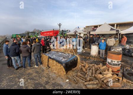 Bauernprotest, der die Autobahn A63 blockiert (Hubert Touya Viaduct, Bayonne (64100), Pyrénées-Atlantiques (64), Nouvelle Aquitaine, Frankreich; 2024-01-26). Am vierten Tag der Blockade, am Freitag, 26. Januar 2024, haben die Bauern aus Pyrénées-Atlantiques, als Reaktion auf den Aufruf der FDSEA 64 und Young Farmers haben Blockaden an den Autobahnkreuzen Bayonne organisiert. Auf diesem Abschnitt der Autobahn ist der Verkehr seit vier Tagen unterbrochen. Die Proteste in der Landwirtschaft sind ein Zeichen für die Krise, vor der der Agrarsektor in Frankreich und Europa steht. Stockfoto