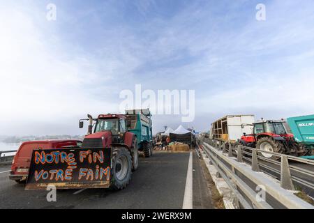 Bauernprotest, der die Autobahn A63 blockiert (Hubert Touya Viaduct, Bayonne (64100), Pyrénées-Atlantiques (64), Nouvelle Aquitaine, Frankreich; 2024-01-26). Am vierten Tag der Blockade, am Freitag, 26. Januar 2024, haben die Bauern aus Pyrénées-Atlantiques, als Reaktion auf den Aufruf der FDSEA 64 und Young Farmers haben Blockaden an den Autobahnkreuzen Bayonne organisiert. Auf diesem Abschnitt der Autobahn ist der Verkehr seit vier Tagen unterbrochen. Die Proteste in der Landwirtschaft sind ein Zeichen für die Krise, vor der der Agrarsektor in Frankreich und Europa steht. Stockfoto