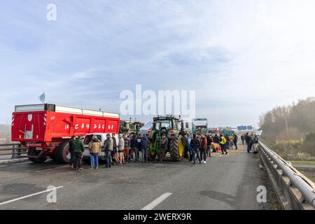 Bauernprotest, der die Autobahn A63 blockiert (Hubert Touya Viaduct, Bayonne (64100), Pyrénées-Atlantiques (64), Nouvelle Aquitaine, Frankreich; 2024-01-26). Am vierten Tag der Blockade, am Freitag, 26. Januar 2024, haben die Bauern aus Pyrénées-Atlantiques, als Reaktion auf den Aufruf der FDSEA 64 und Young Farmers haben Blockaden an den Autobahnkreuzen Bayonne organisiert. Auf diesem Abschnitt der Autobahn ist der Verkehr seit vier Tagen unterbrochen. Die Proteste in der Landwirtschaft sind ein Zeichen für die Krise, vor der der Agrarsektor in Frankreich und Europa steht. Stockfoto