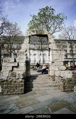 Der Römerbogen in der Nähe des Kölner Doms war einst in römischer Zeit Eingang zur Stadt. Einer der meistbesuchten Standorte in Deutschland. Stockfoto