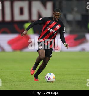 Frankfurt Am Main, Deutschland. Januar 2024. 26.01.2024, Fussball-Bundesliga, Eintracht Frankfurt - 1. FSV Mainz 05, emonline, emspor, v.l., Willian Pacho (Eintracht Frankfurt) DFL/DFB-VORSCHRIFTEN VERBIETEN JEDE VERWENDUNG VON FOTOGRAFIEN ALS BILDSEQUENZEN UND/ODER QUASI-VIDEO. Xdcx Credit: dpa/Alamy Live News Stockfoto