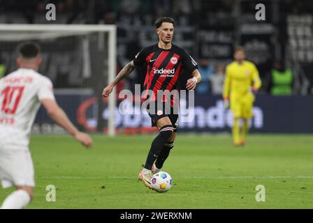 Frankfurt Am Main, Deutschland. Januar 2024. 26.01.2024, Fussball-Bundesliga, Eintracht Frankfurt - 1. FSV Mainz 05, emonline, emspor, v.l., Robin Koch (Eintracht Frankfurt) DFL/DFB-VORSCHRIFTEN VERBIETEN DIE VERWENDUNG VON FOTOGRAFIEN ALS BILDSEQUENZEN UND/ODER QUASI-VIDEO. Xdcx Credit: dpa/Alamy Live News Stockfoto